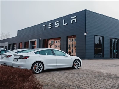 טסלה מעלה את המשכורות ב-4% לעובדי Gigafactory הגרמניים